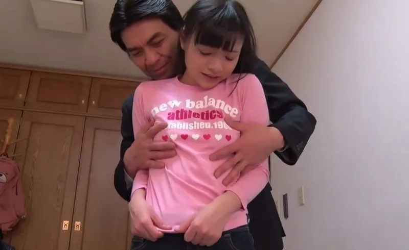 Bố dượng dụ đứa cục vàng riêng ngây thơ của vợ